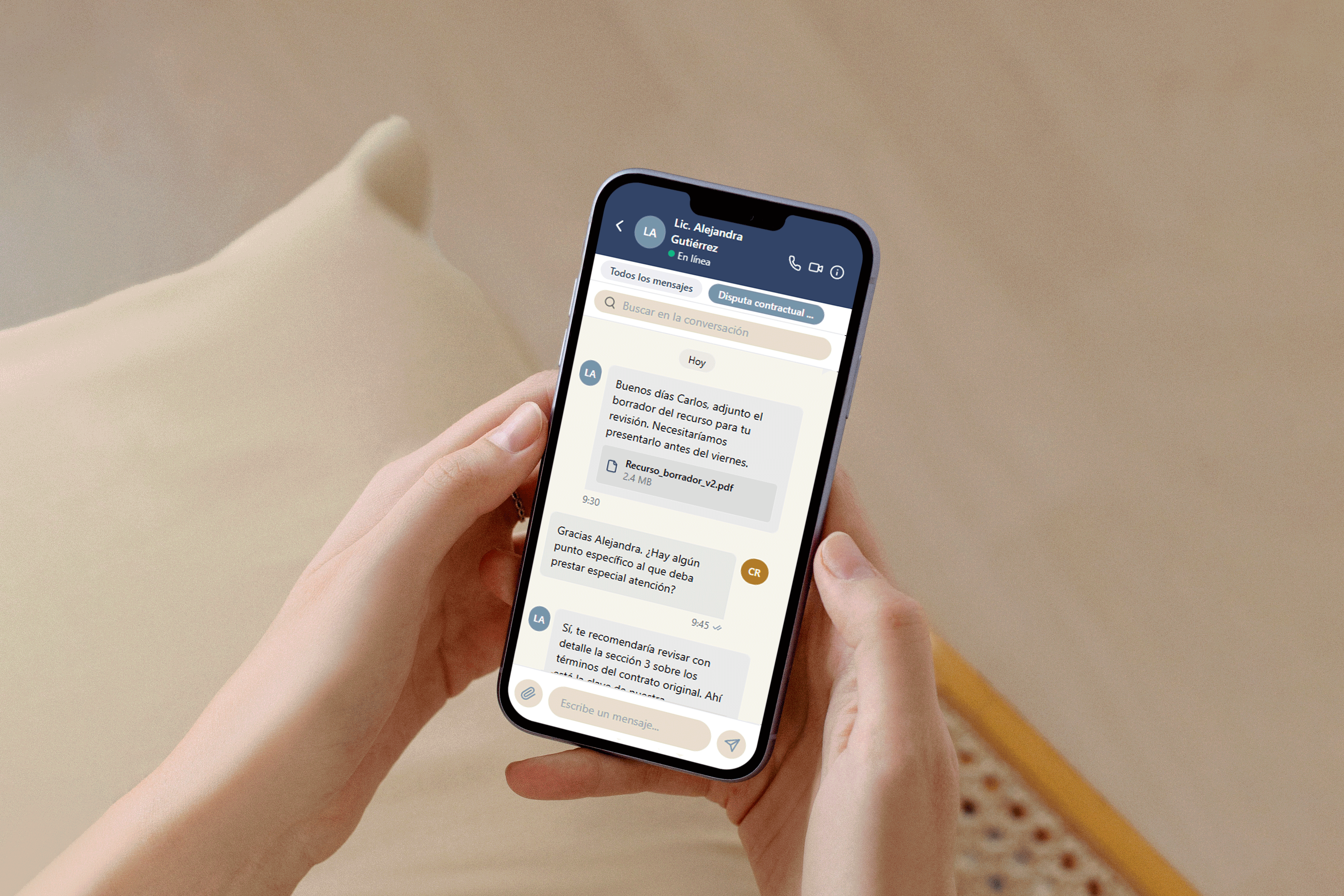 Comunicación instantánea cliente-abogado en la aplicación móvil Tu Caso Interfaz de chat de la aplicación móvil Tu Caso mostrando comunicación directa entre cliente y abogado con envío de documentos legales
